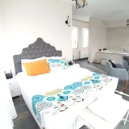 Aria Hotel 2*